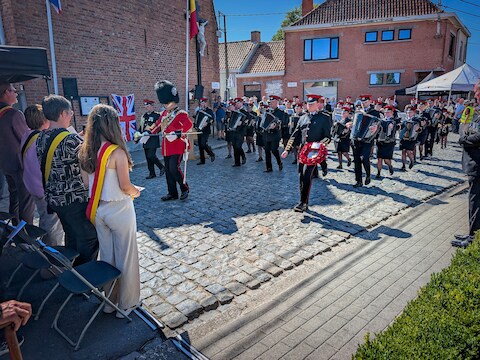 De inhuldiging van de herdenkingsplaats gebeurde onder internationale belangstelling