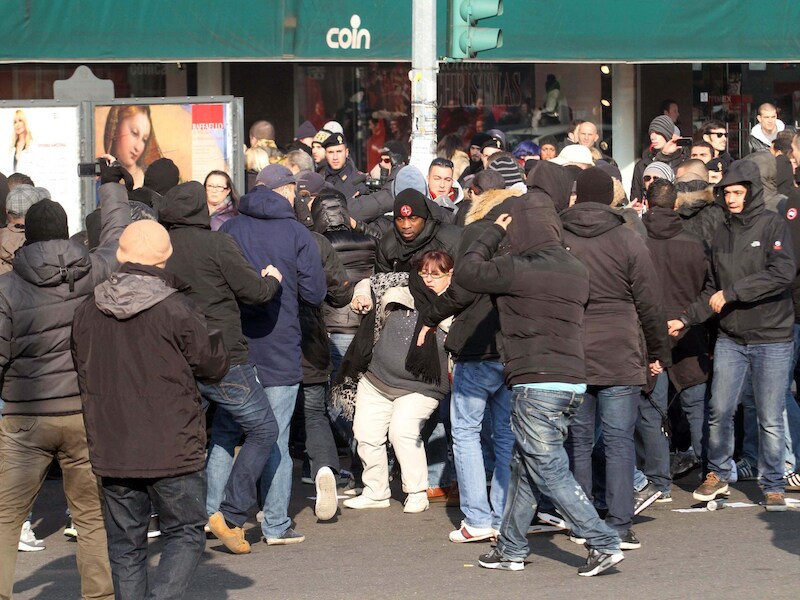 Fans van Ajax kregen het vanmiddag aan de stok met Italiaanse demonstranten, die de bus van de Ajaxfans blokkeerden.