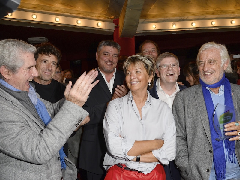 Myriam Ullens de Schooten in Parijs, omgeven door Claude Lelouch, Patrick Bruel, David Douillet, Sylvain Bonnet en Jean-Paul Belmondo op een gala voor de Stichting Mimi Ullens in het Théâtre de la Gaité Montparnasse.