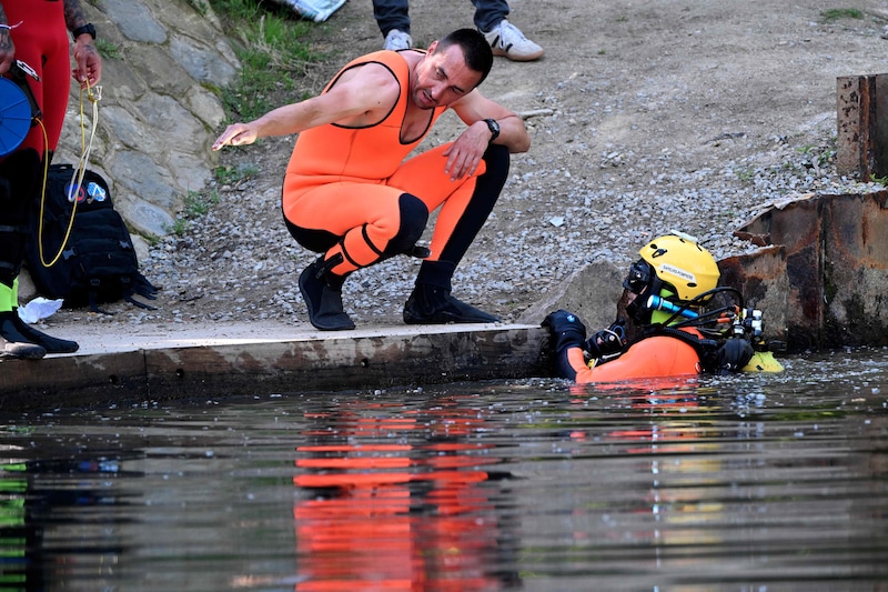 Speurders op de plek waar de 11-jarige jongen werd gevonden.
