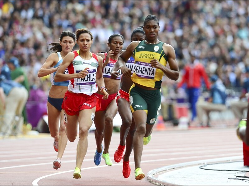 De gespierde Semenya voert de forcing in 'haar' reeks van de 800 meter.