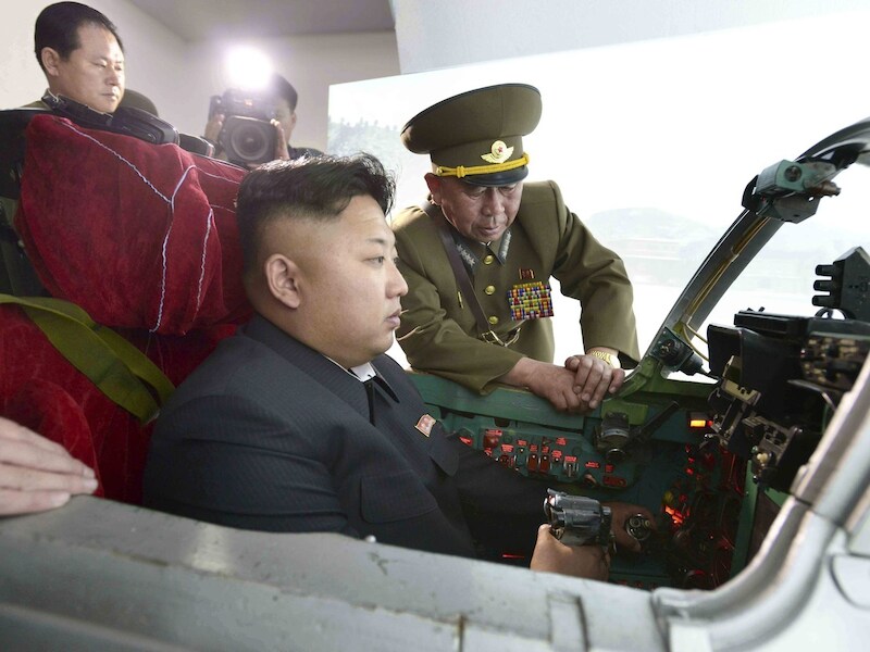 Kim Jong-un leert hoe hij moet vliegen.
