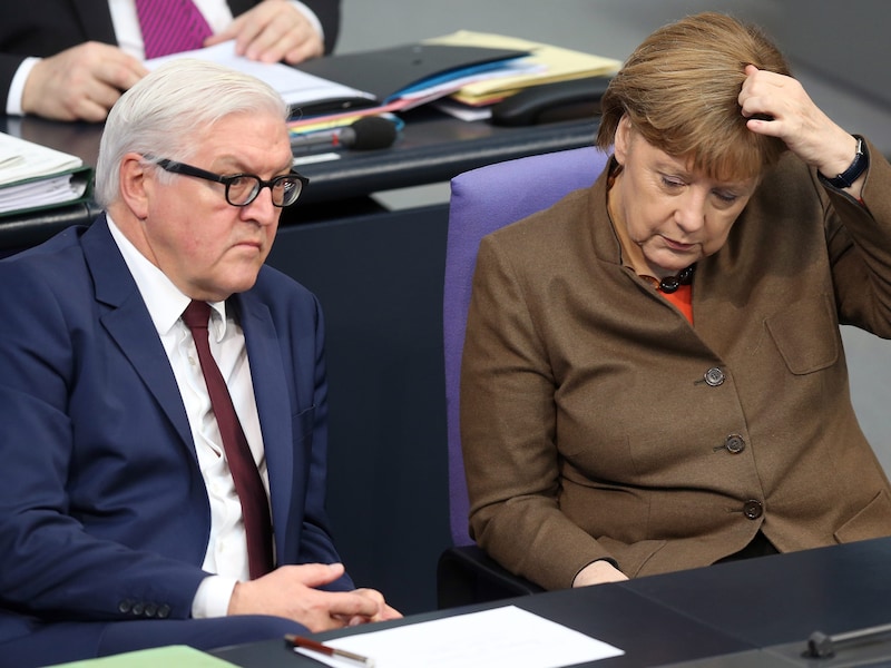 Bondskanselier Angela Merkel (CDU) naast minister van Buitenlandse Zaken Frank-Walter Steinmeier van de sociaaldemocratische regeringspartij SPD.