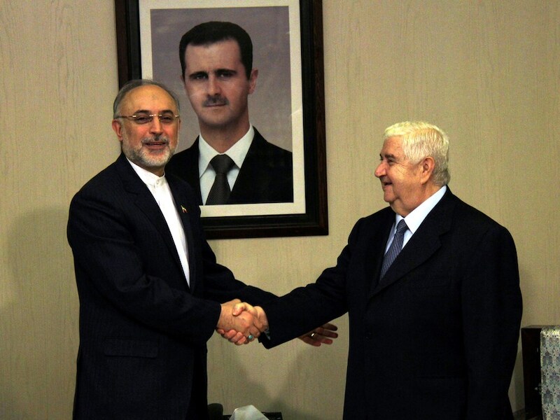 De Syrische minister van Buitenlandse Zaken schudt de hand van zijn Iraanse ambtsgenoot Salehi (links) in Damascus.