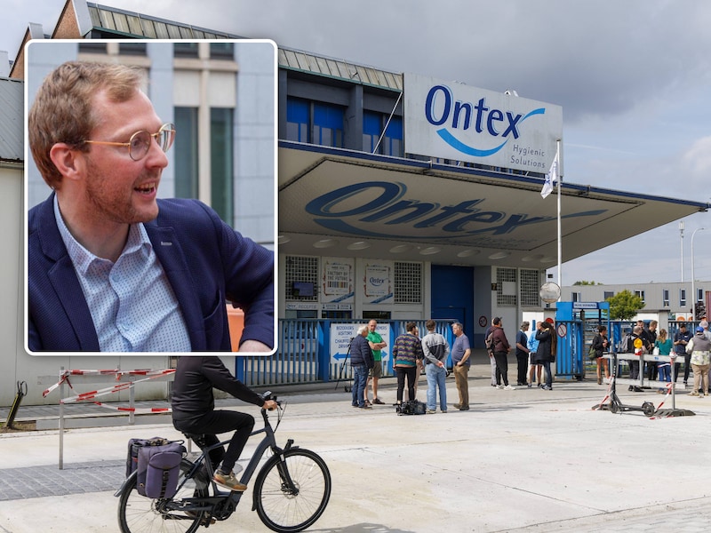 De gebouwen van Ontex Eeklo blijven leeg. Schepen Filip Smet blijft in gesprek.