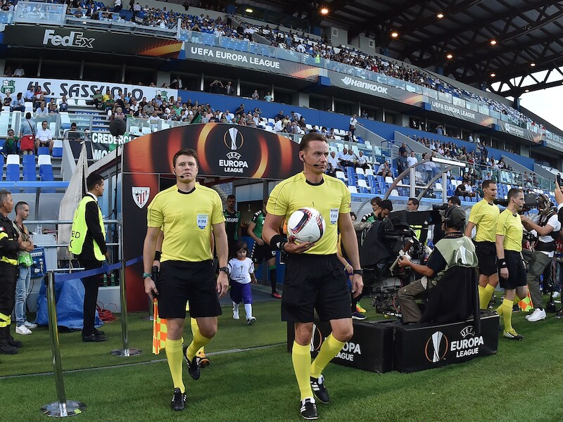 Raczkowski (midden) floot dit seizoen al onder meer in de Europa League.