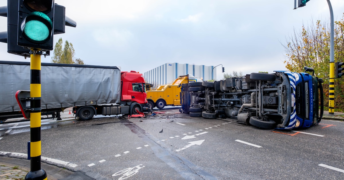 Vuilniswagen gekanteld na botsing met vrachtwagen in Mechelen-Zuid