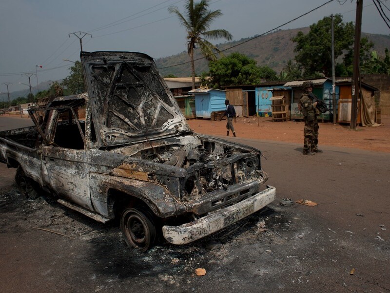 Franse soldaten houden de wacht bij een uitgebrande wagen in Bangui.