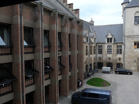 Van het budget gaat 2,5 miljoen euro naar de energetische renovatie van de Braemvleugel van het stadhuis.