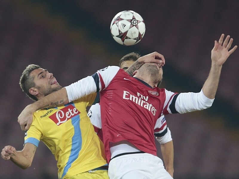 Behrami (links) in duel met Giroud