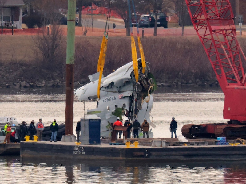 Deel van de verwoeste romp van American Airlines-vliegtuig wordt uit de Potomac gehesen, 3 februari