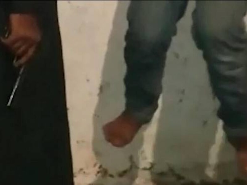 Een still uit de video waarop te zien is dat een 14-jarige Syrische jongen wordt gemarteld door beulen van IS.