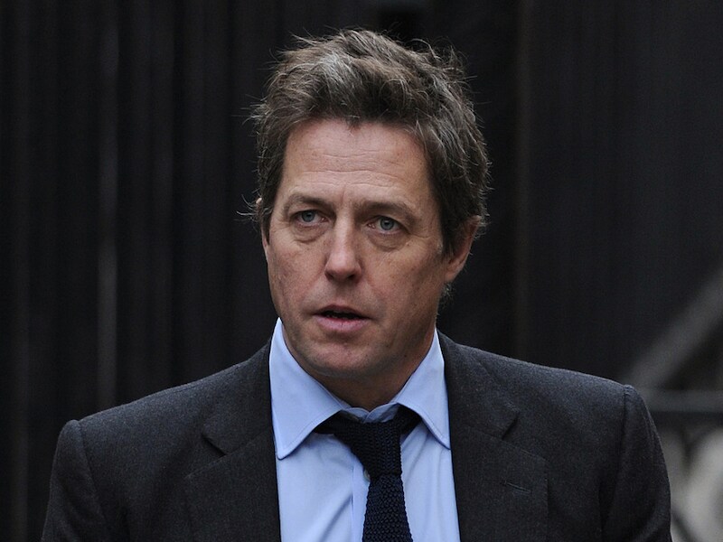 Hugh Grant verwijt de pers jacht te maken op de moeder van zijn dochter.