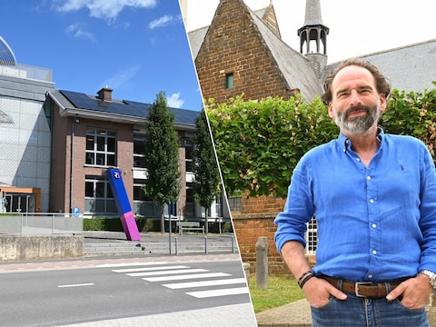 Gemeentehuis Rotselaar, Schepen van Patrimonium, Patrick Vervoort, voor de Sint-Martinuskerk in Wezemaal