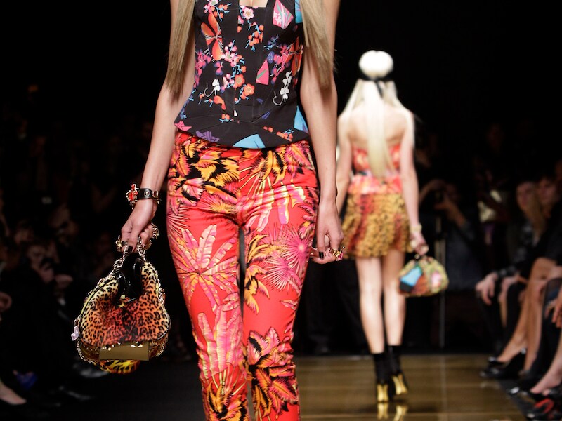 Een model van H&M op de catwalk van de 'Versace for H&M'-collectie