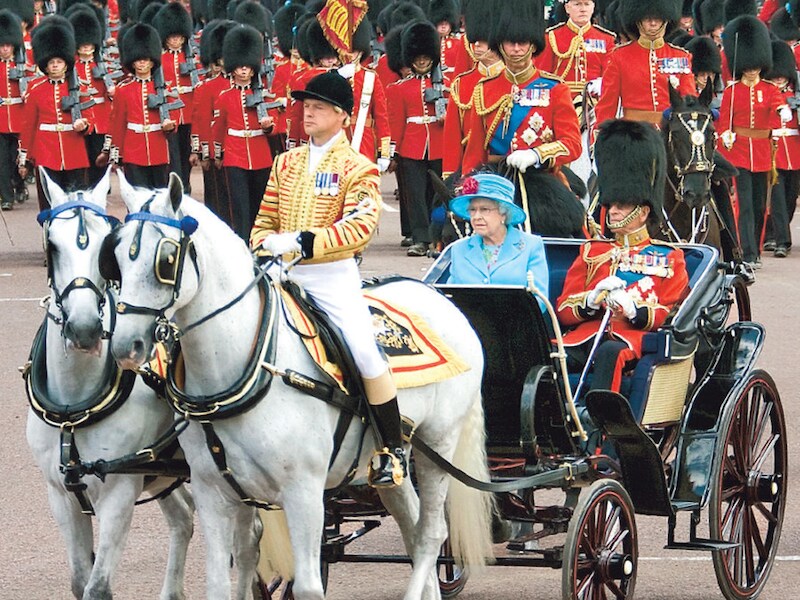 Queen Elisabeth tijdens 'Trooping The Colour', de jaarlijkse verjaardagsceremonie.
