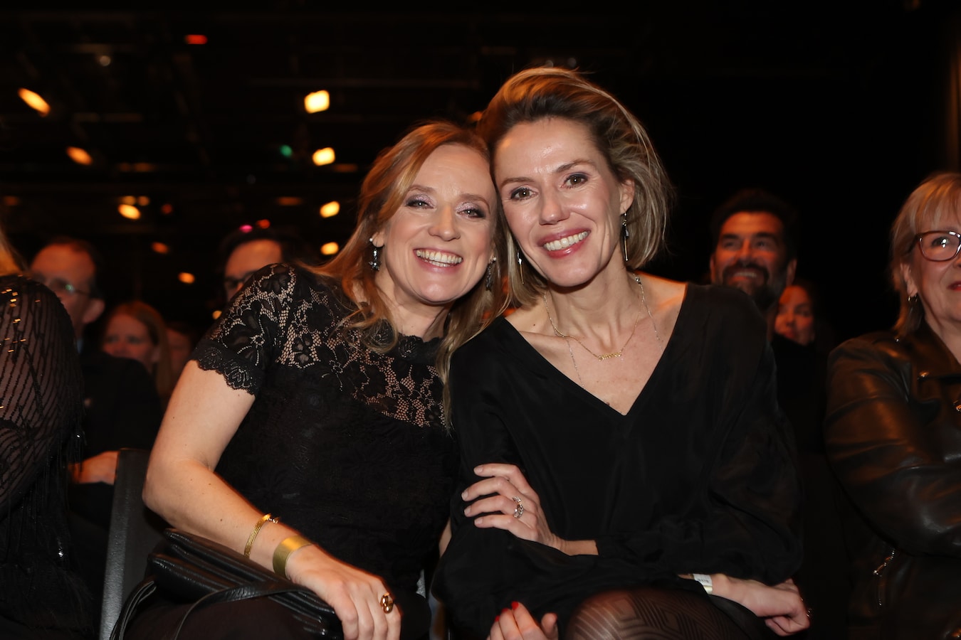 Taart, bubbels en een dode in de midseason: 'Thuis' viert 30ste verjaardag (nu  al) met groots verjaardagsfeest | Foto | hln.be