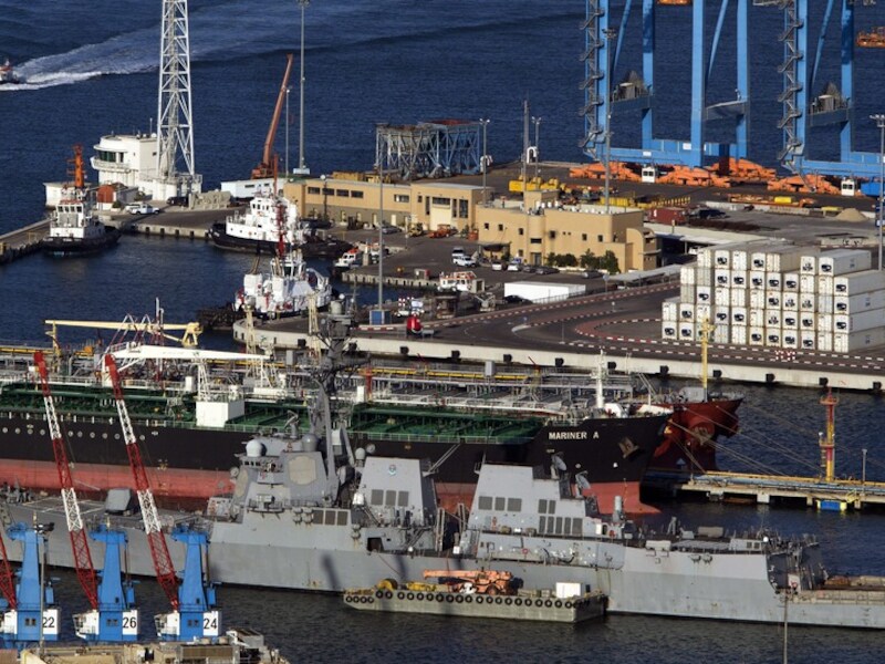 De UUS Forrest Sherman in de Israëlische haven van Haifa.