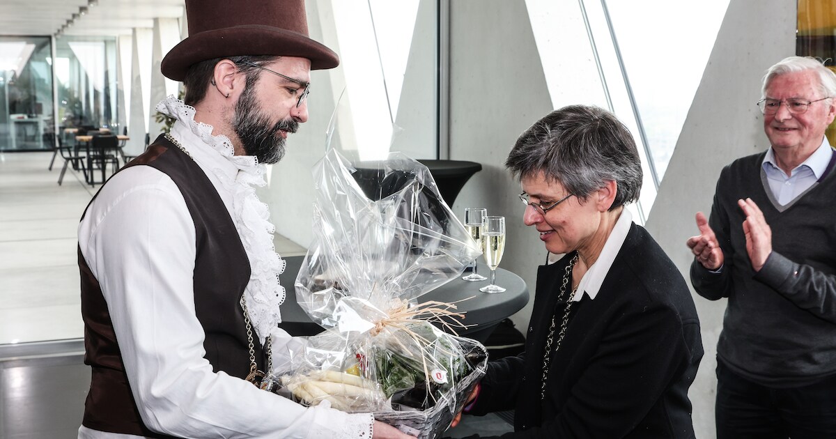 Cathy Berx proeft eerste asperges | Regio | HLN.be