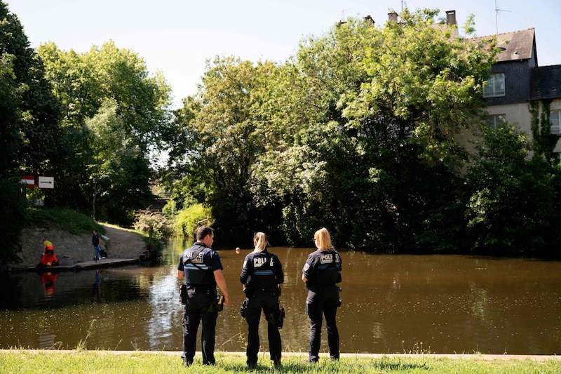 Speurders op de plek waar de 11-jarige jongen werd gevonden.