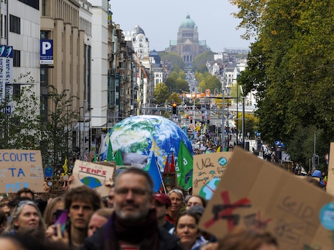 Honderdtal betogers aan Albertinaplein in Brussel eist klimaatbeleid na zomer vol hitte