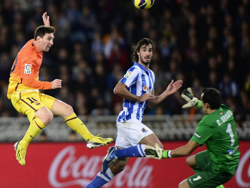 Messi kwam met deze poging dicht bij 0-3, maar de paal was zijn deel.