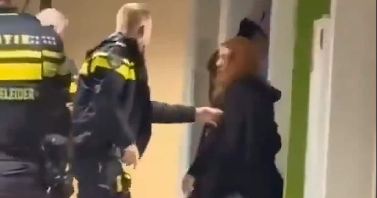 Zwangere vrouw die door Nederlandse politie op de grond werd gegooid is bevallen en laat van zich ho