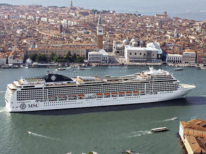 De MSC Magnifica verlaat de haven van Venetië en zet koers naar Bari.