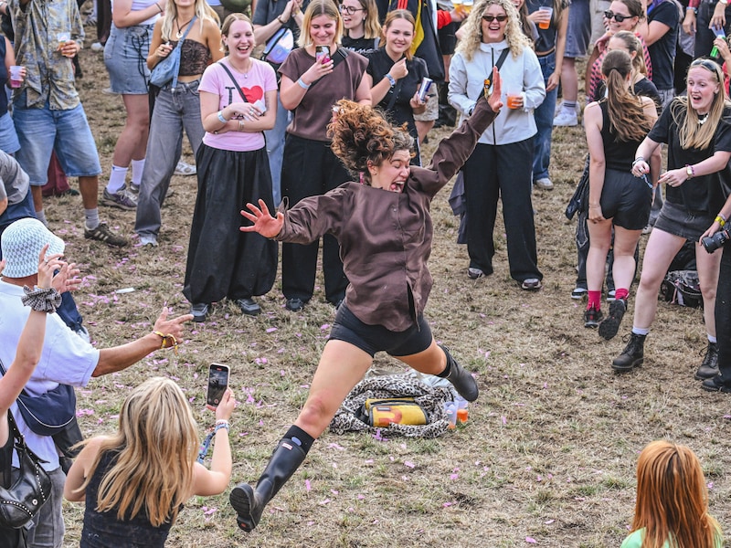 KIJK. Wauw! Kenza Lansari (StuBru) start geweldig dansfeestje bij Major Lazer op Pukkelpop: “Feestjes starten is mijn grootste hobby”