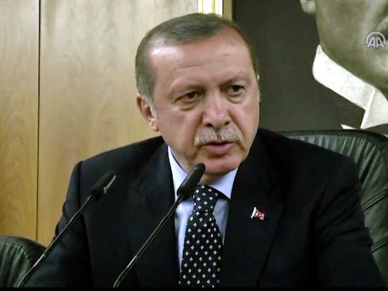President Erdogan gaf vanochtend een persconferentie in Istanboel. In Turkije en daarbuiten verspreidt zich de theorie dat het leger Erdogan niet poogde te vatten omdat de coup door hemzelf zou in scène gezet zijn.