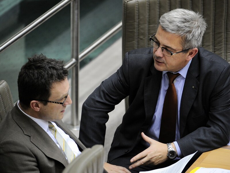 Vlaams N-VA-fractieleider Kris Van Dijck (r.) met minister van Onderwijs Pascal Smet (l.).