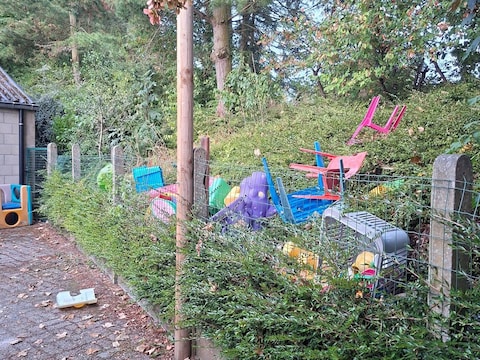 Veel speeltuigen werden over de omheining gekieperd. 