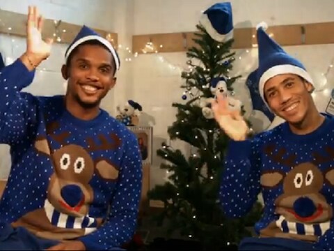 Deze twee bekende kerstboys Eto'o en Pienaar proberen de Everton-fans op wel heel bijzondere wijze te charmeren...