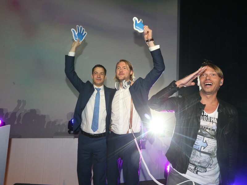 Alexander De Croo en Jean-Jacques De Gucht laten hun handjes zien aan Regi.