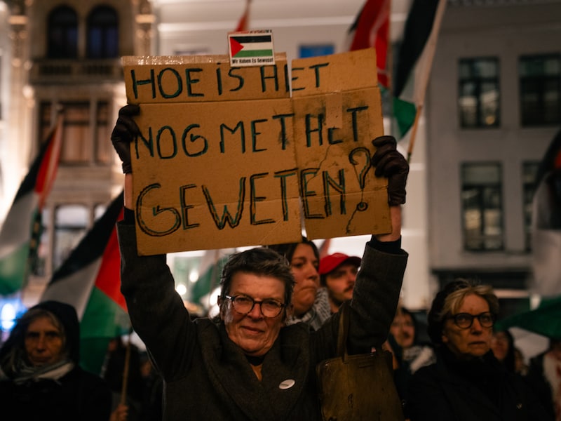 De Antwerpse Coalitie voor Palestina protesteert aan het het stadhuis tijdens elke gemeenteraad.