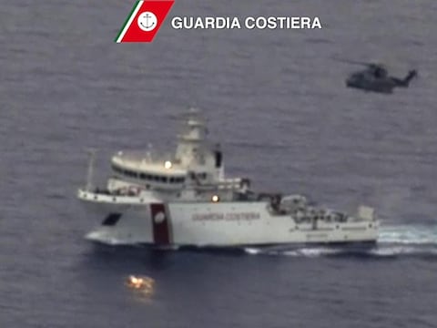 De Italiaanse kustwacht speurt de zee af