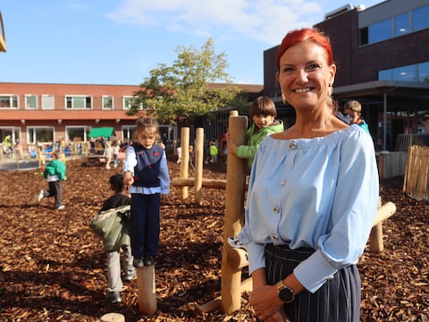 Directeur Aline De Ruysscher toont de nieuwe en ontharde speelplaats van OLV Ten Bos.