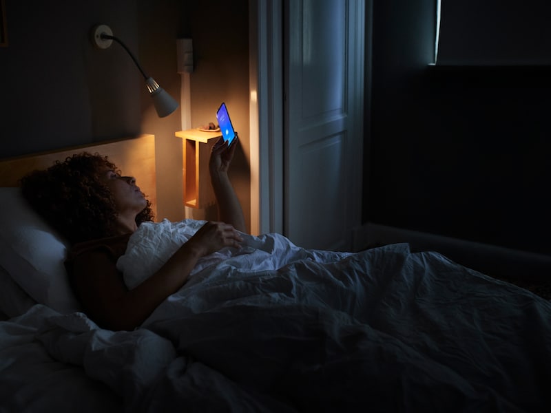 Wil je goed slapen? Dit moet je volgens experts wel en niet doen: “Een klein lampje in je slaapkamer kan je slaap al verstoren”