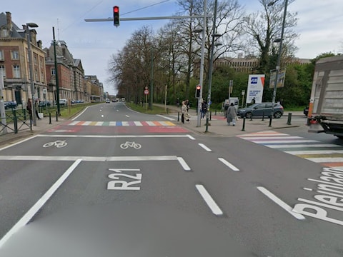 Het ongeval gebeurde op een werf aan het kruispunt van de Generaal Jacqueslaan en de Pleinlaan in Elsene.