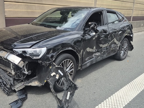 De wagen raakte zwaar beschadigd na het ongeval.