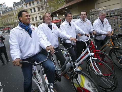 Van l naar r: Gullit, Witschge, Scifo, Wilmots en Rep op de fiets in Parijs in 2012 ter promotie van het Holland Belgium Bid.