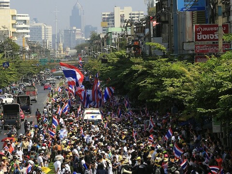 Tegenstanders van de regering van premier Yingluck Shinawatra marcheren door de straten van Bangkok.