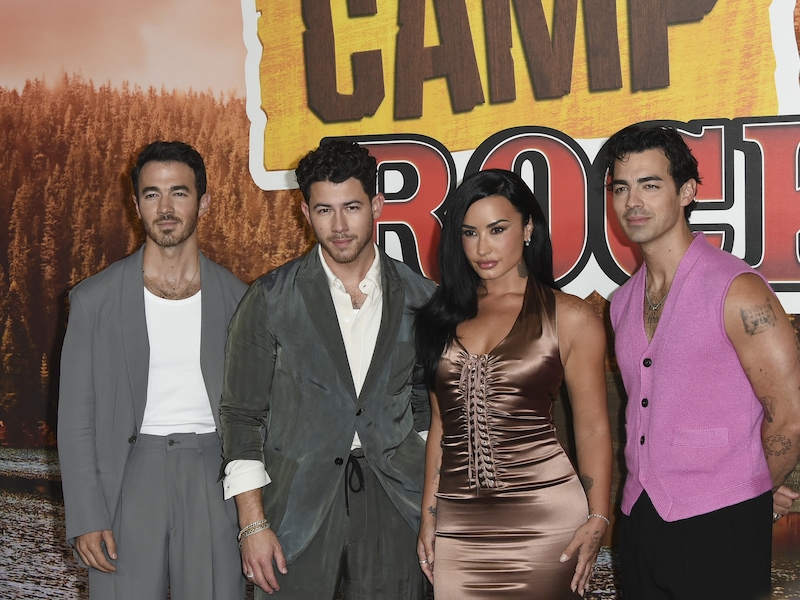 KIJK. Demi Lovato en de Jonas Brothers herenigd op rode loper voor première ‘Camp Rock 3’