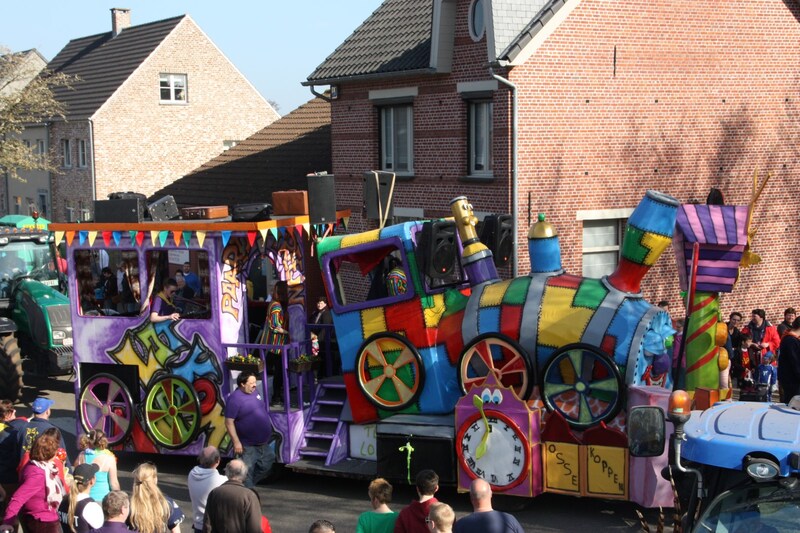 De carnavalsstoet in Wortel lokt ieder jaar veel kijklustigen.