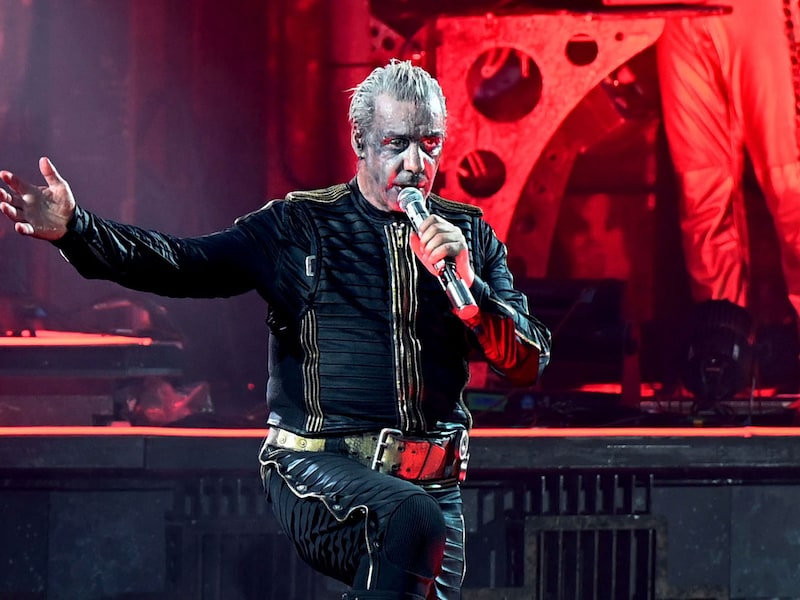 Rammstein krijgt warm onthaal van fans in Berlijn na eerdere protesten