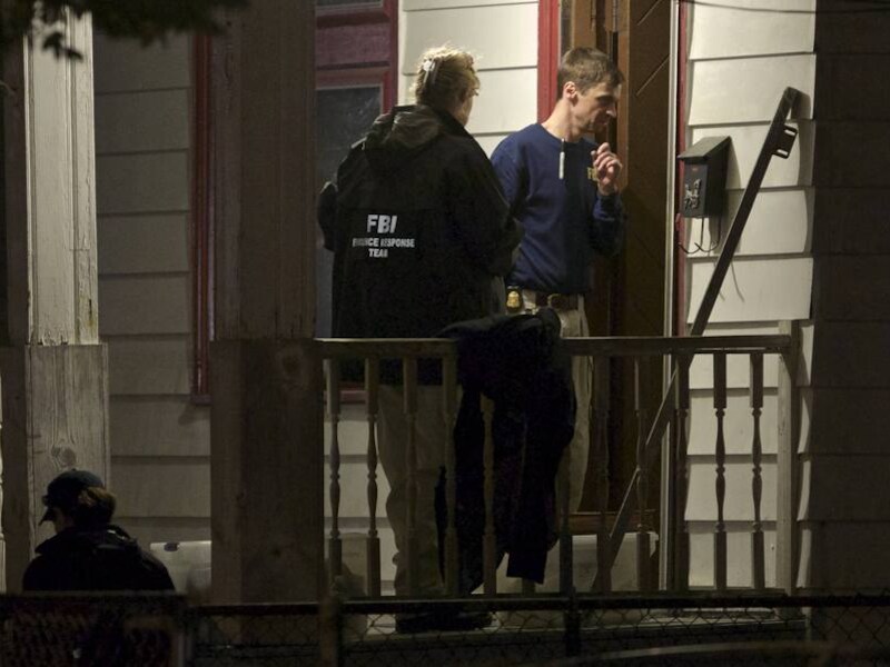 FBI-agenten onderzoeken het gruwelhuis.