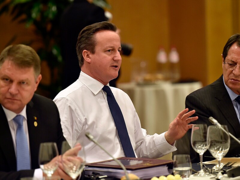 De Britse premier David Cameron samen met andere Europese staatshoofden tijdens de EU-top vandaag in Brussel.