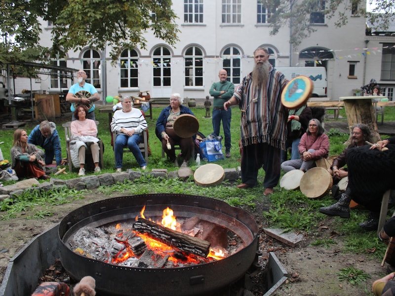 Een beeld van The Peace Drum Gathering in Beveren-aan-de-IJzer: stilte, verbinding, meditatie en muziek rond de vuurkorf onder begeleiding van Marc Byl uit Lichtervelde.