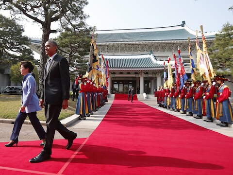 Barack Obama wordt ontvangen door zijn Zuid-Koreaanse ambtgenoot Park Geun-hye in Seoul, Zuid-Korea