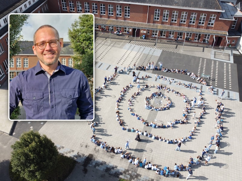 320 kinderen vormen zee van blauw bij start schooljaar in Wingene: nieuwe directeur Niels Ramaekers (40) staat voor het eerst aan de poort
